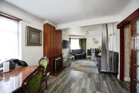 2 bedroom semi-detached bungalow for sale, Lawns Way, Romford RM5