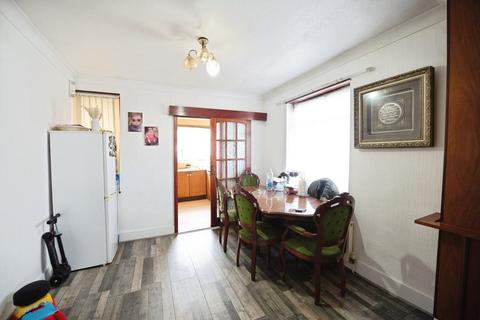 2 bedroom semi-detached bungalow for sale, Lawns Way, Romford RM5