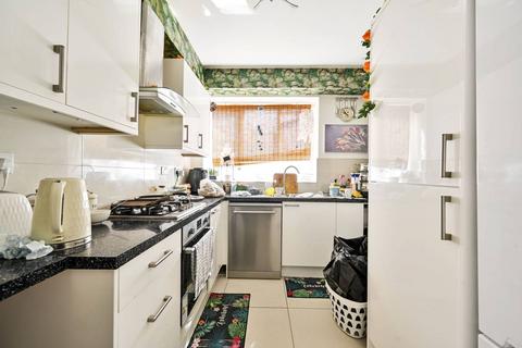 3 bedroom flat for sale, Wandle Way, Earlsfield, London, SW18