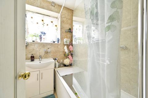 3 bedroom flat for sale, Wandle Way, Earlsfield, London, SW18