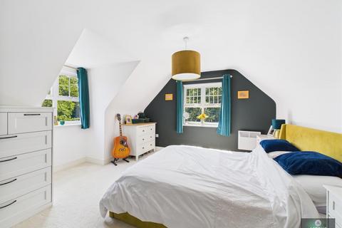 2 bedroom flat for sale, Worth Park Avenue, Crawley RH10