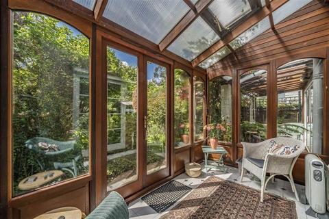 2 bedroom flat for sale, Walm Lane, London NW2