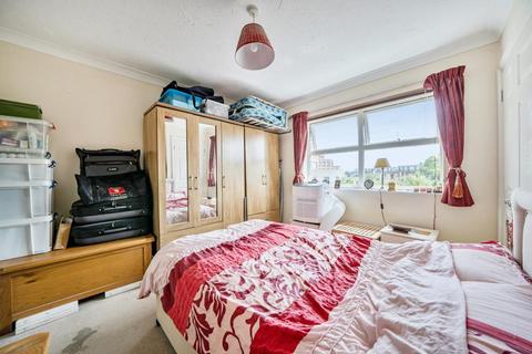 2 bedroom flat for sale, Chertsey,  Surrey,  KT16