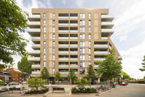 New Village Avenue, London E14