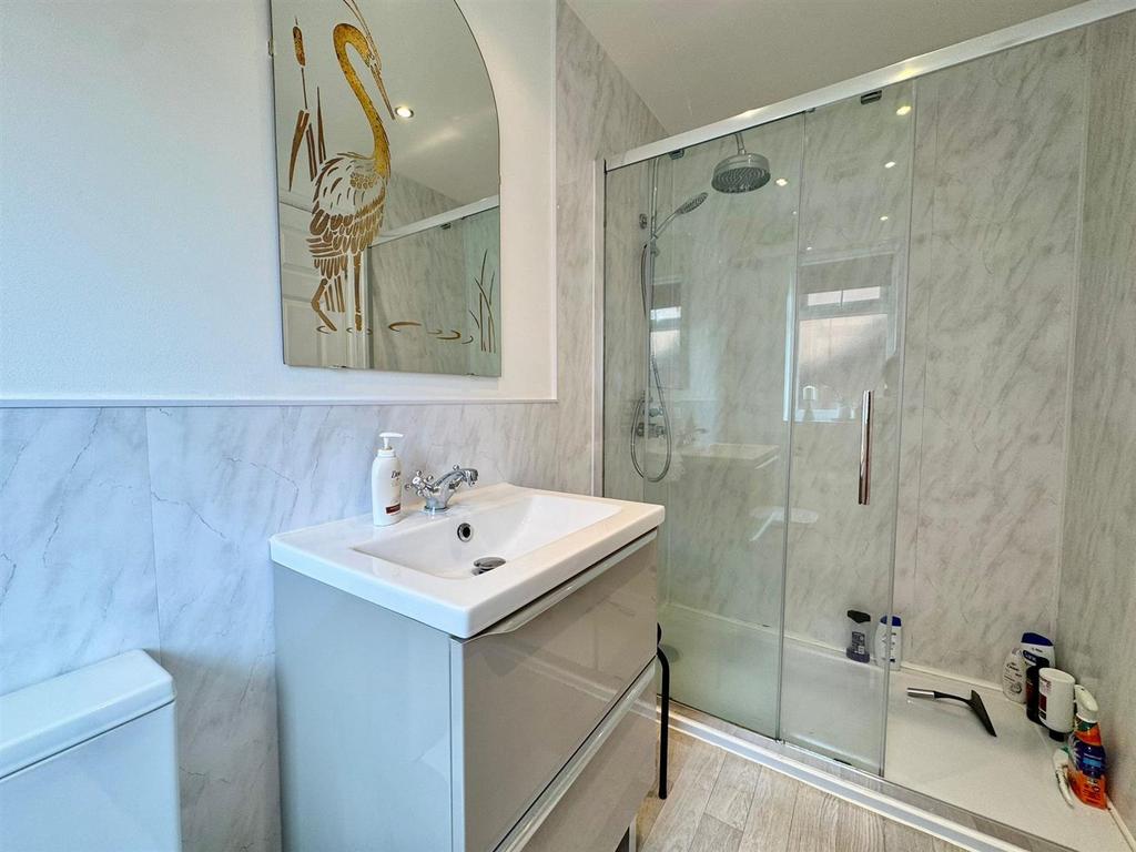 Master ensuite.jpg