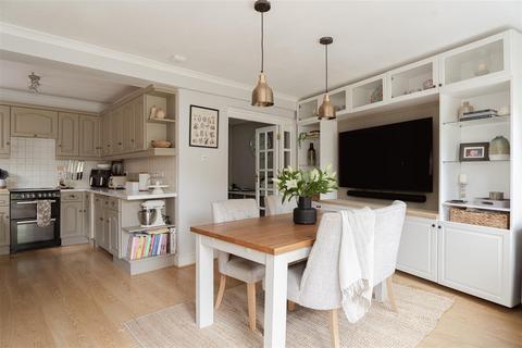 6 Tynedale Road, Strood Green, Betchworth, RH3 7HX