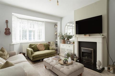6 Tynedale Road, Strood Green, Betchworth, RH3 7HX