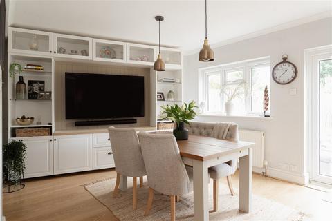 6 Tynedale Road, Strood Green, Betchworth, RH3 7HX