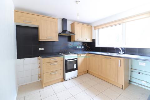 3 bedroom terraced house to rent, Great Gull Crescent, Northampton, NN3 5AZ
