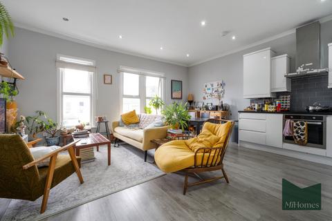 3 bedroom flat for sale, Hermitage Road, London