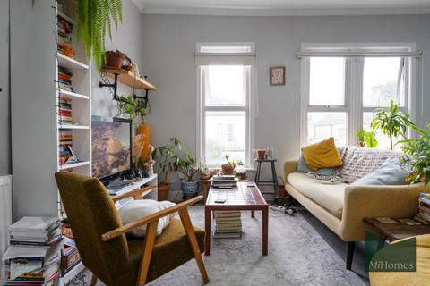 3 bedroom flat for sale, Hermitage Road, London