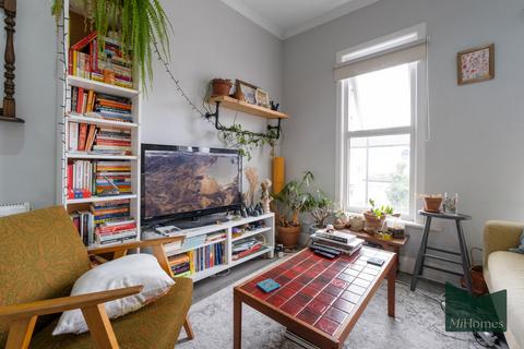 3 bedroom flat for sale, Hermitage Road, London