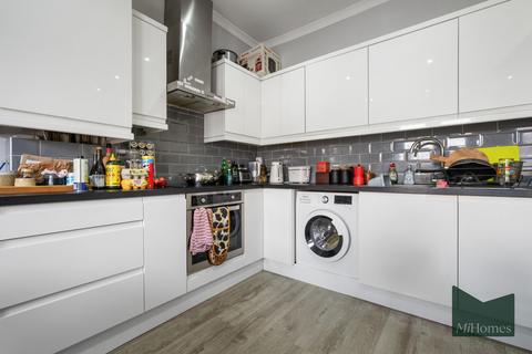 3 bedroom flat for sale, Hermitage Road, London