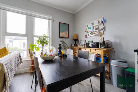 3 bedroom flat for sale, Hermitage Road, London