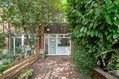 7 Brett House Close, London, SW15 3JD