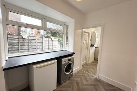 3 bedroom semi-detached house to rent, Russell Road, Salford