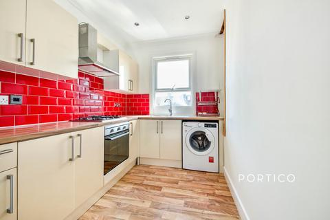 3 bedroom flat to rent, Murchison Road, Leyton