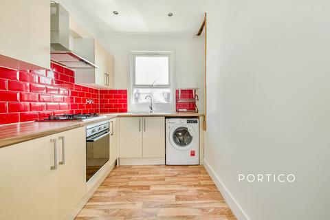 3 bedroom flat to rent, Murchison Road, Leyton