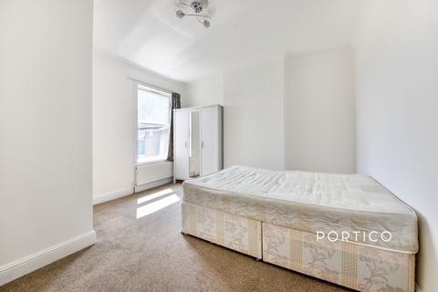 3 bedroom flat to rent, Murchison Road, Leyton