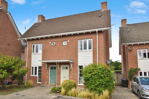9 Pembroke Fields, Dinton, Salisbury, SP3 5EE