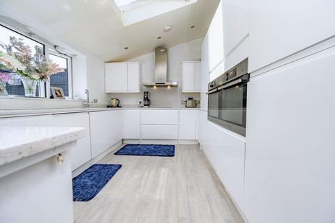 10 Dell Rise, Park Street, St Albans, AL2 2QJ