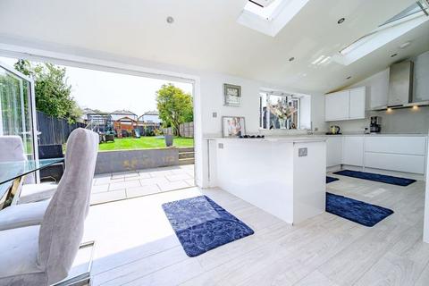 10 Dell Rise, Park Street, St Albans, AL2 2QJ