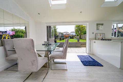 10 Dell Rise, Park Street, St Albans, AL2 2QJ