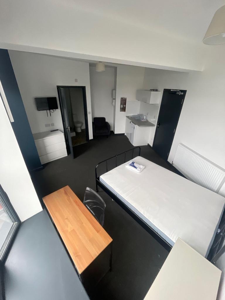 A neat and well-maintained single bedroom featu...