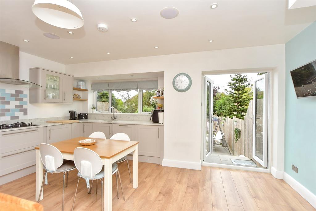 Kitchen/ Dining Area