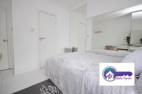 1 bedroom in a flat share to rent, Wesbourne Park, London W9