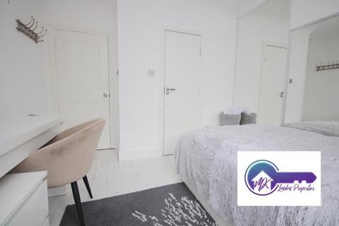 1 bedroom in a flat share to rent, Wesbourne Park, London W9