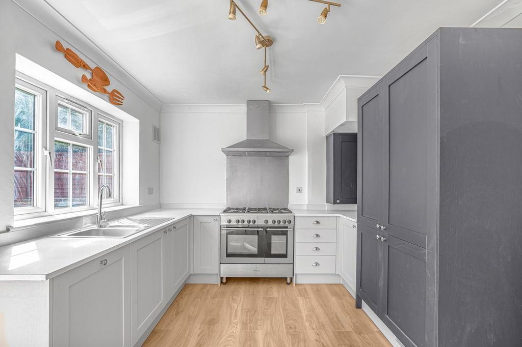 Garrick Close, Staines-upon-Thames, TW18 3 bed end of terrace house - £ ...