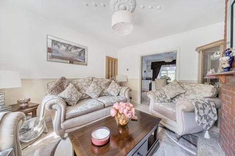 3 bedroom semi-detached house for sale, Cleave Avenue, kent, BR6