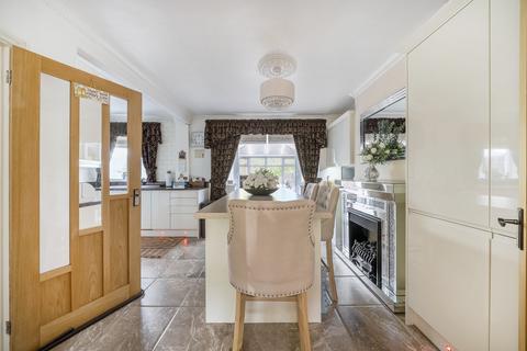 3 bedroom semi-detached house for sale, Cleave Avenue, kent, BR6