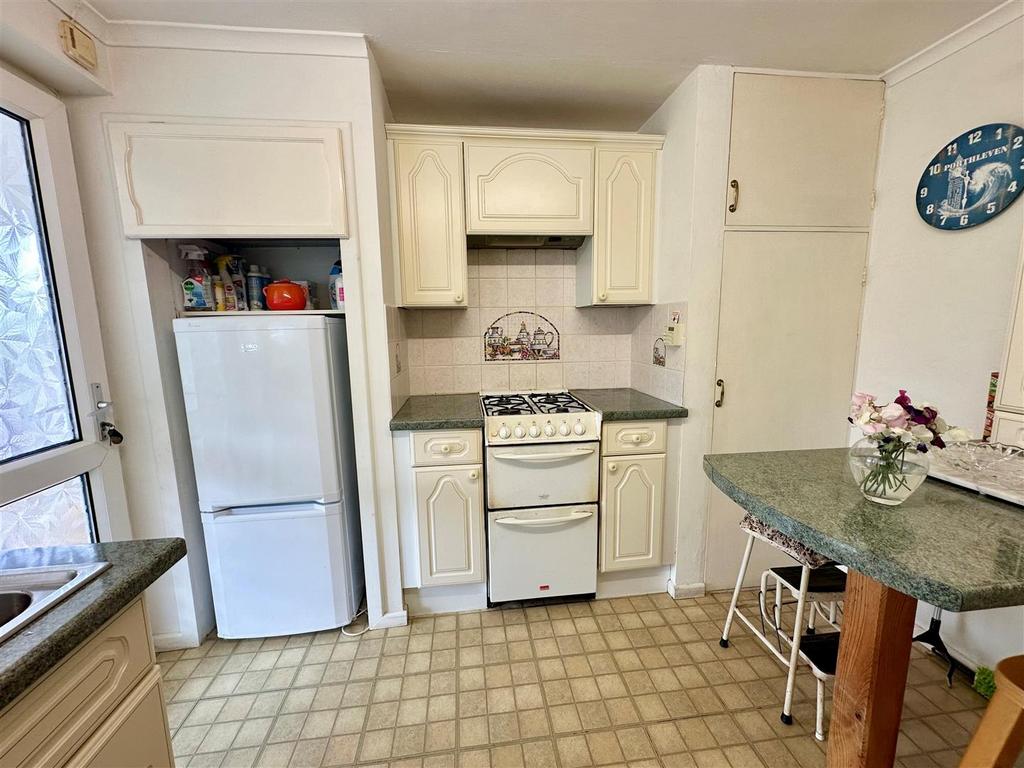 Kitchen 2.jpg