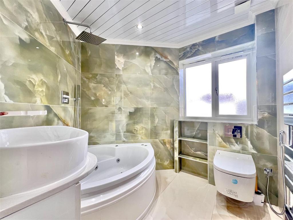 Family Bathroom/ WC