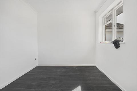 undefined, Ravensbourne Drive, Woodley, Reading