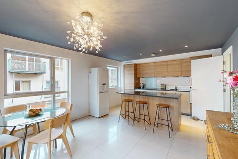 1 bedroom in a flat share to rent, Metcalfe Court, Teal Street, LONDON, SE10