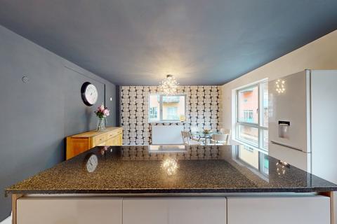 1 bedroom in a flat share to rent, Metcalfe Court, Teal Street, LONDON, SE10