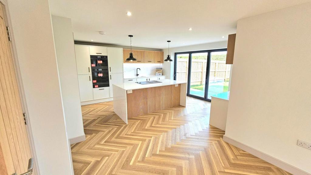 10 Magnum Plum Way kitchen 2 a.jpg