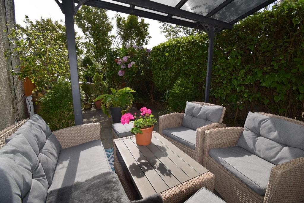 Covered Patio (2).JPG