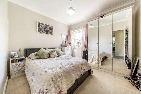 undefined, Uxbridge Road, Hampton TW12