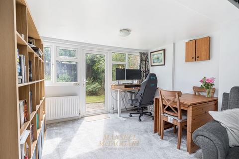 28a Buckhurst Way, East Grinstead, RH19 2AF