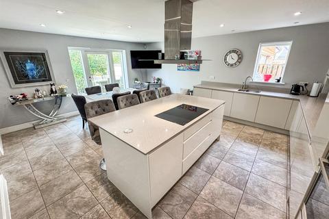 35 Lake Drive, Weldon, Corby, NN17 3FE