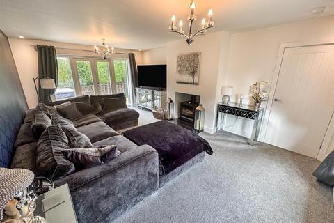 35 Lake Drive, Weldon, Corby, NN17 3FE