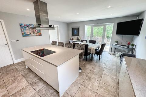35 Lake Drive, Weldon, Corby, NN17 3FE
