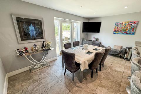 35 Lake Drive, Weldon, Corby, NN17 3FE