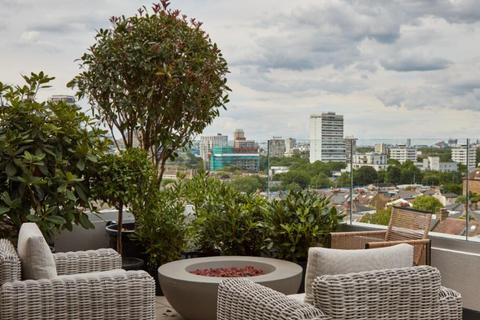1 bedroom apartment to rent, Haydon Way, London SW11