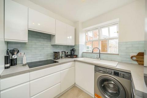 2 bedroom flat for sale, Massingberd Way, London SW17
