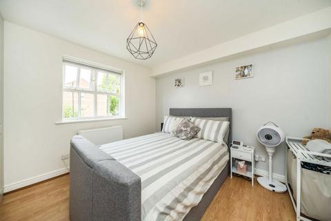 2 bedroom flat for sale, Massingberd Way, London SW17